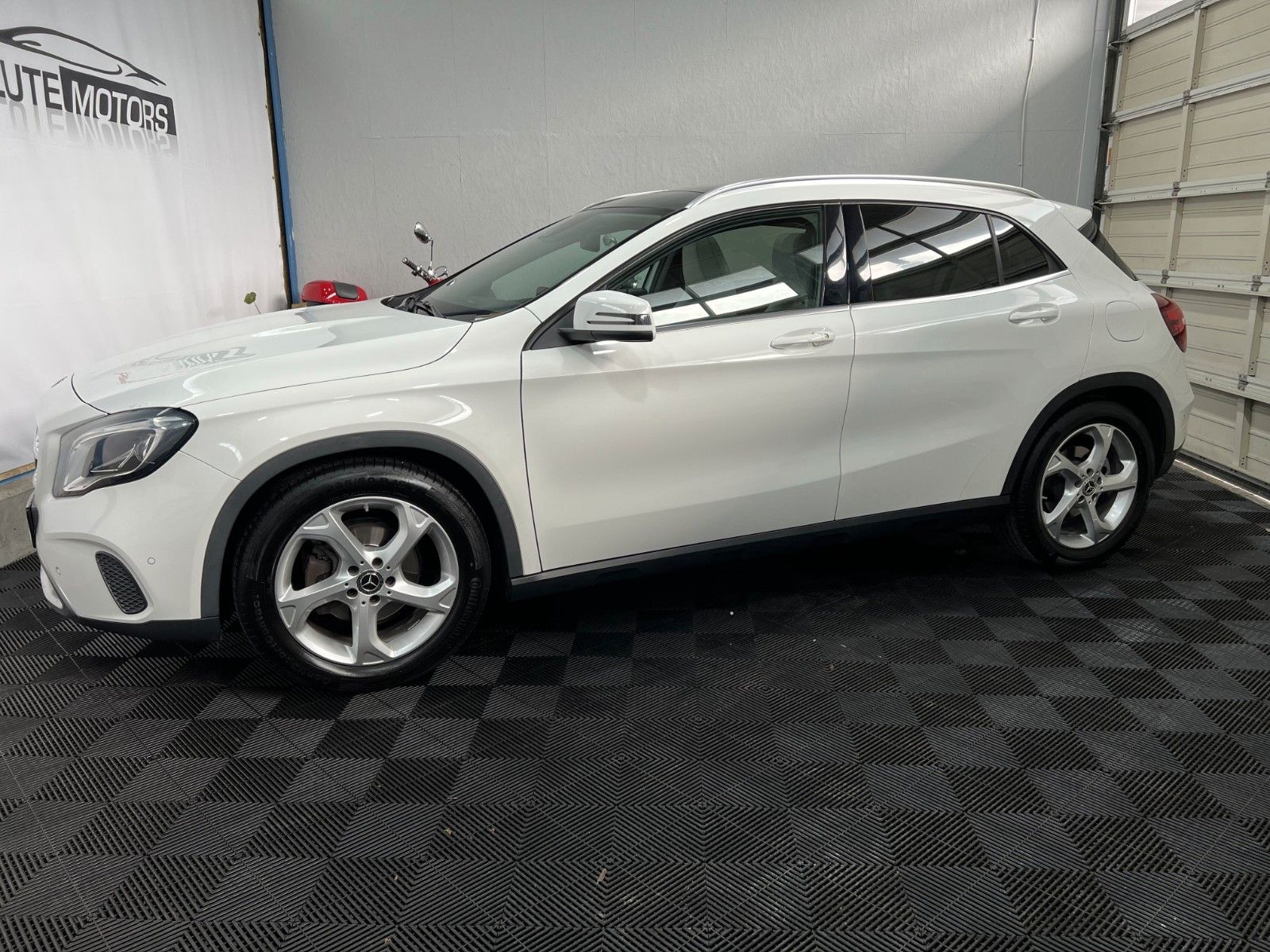 Mercedes-Benz GLA 180 Urban *Autom *LED-SW *Pano *DAB foto 3