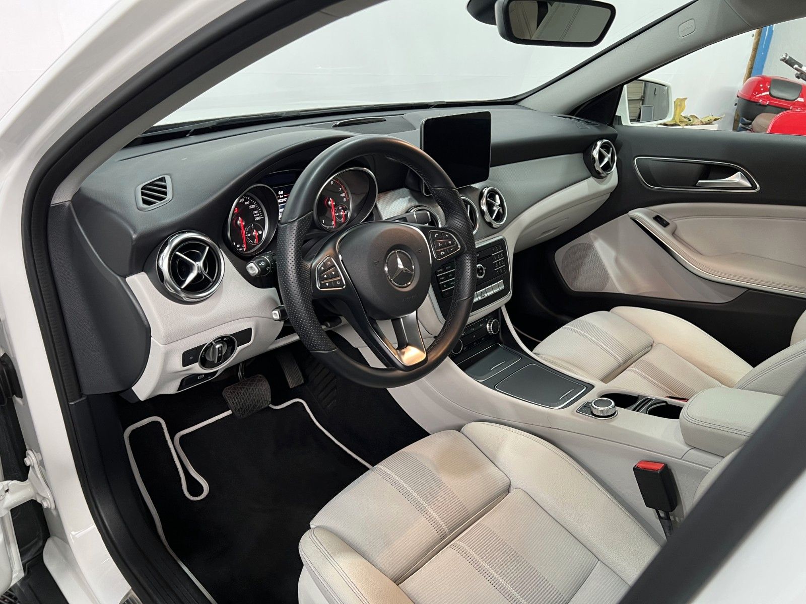 Mercedes-Benz GLA 180 Urban *Autom *LED-SW *Pano *DAB foto 21