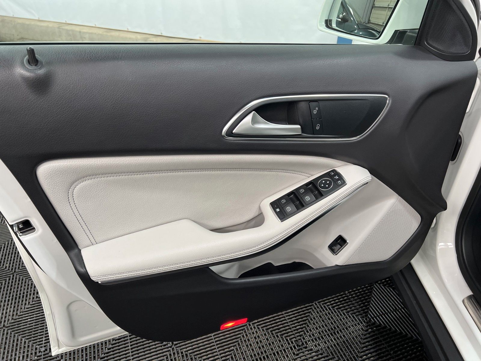 Mercedes-Benz GLA 180 Urban *Autom *LED-SW *Pano *DAB foto 22