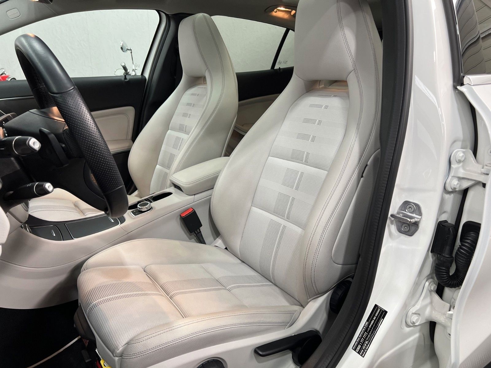 Mercedes-Benz GLA 180 Urban *Autom *LED-SW *Pano *DAB foto 23