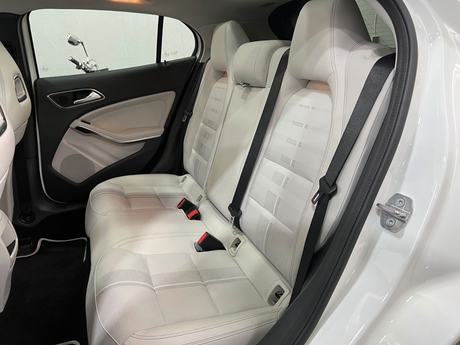 Mercedes-Benz GLA 180 Urban *Autom *LED-SW *Pano *DAB foto 25