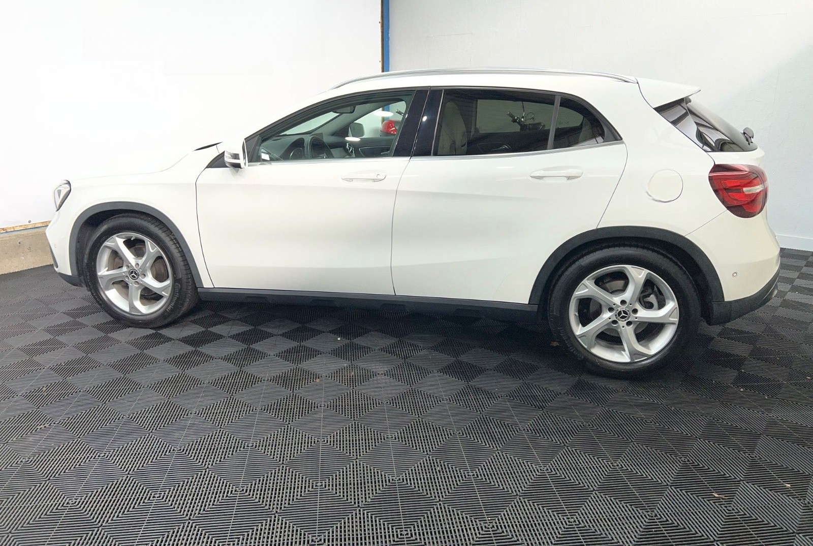 Mercedes-Benz GLA 180 Urban *Autom *LED-SW *Pano *DAB foto 4