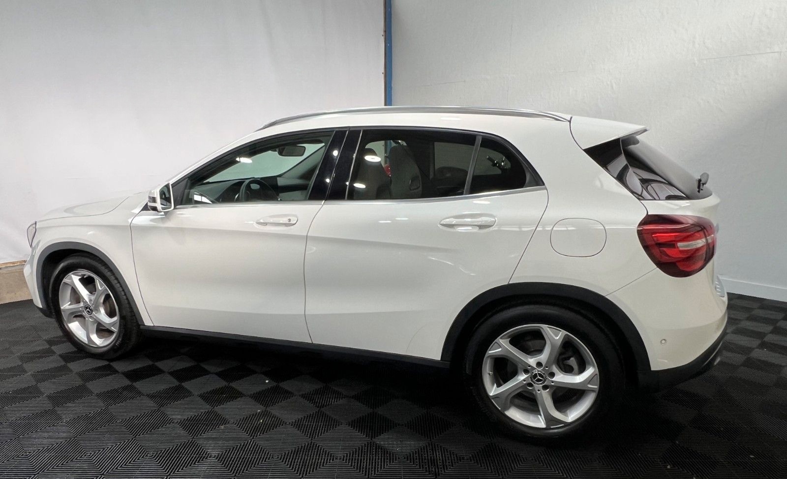 Mercedes-Benz GLA 180 Urban *Autom *LED-SW *Pano *DAB foto 5