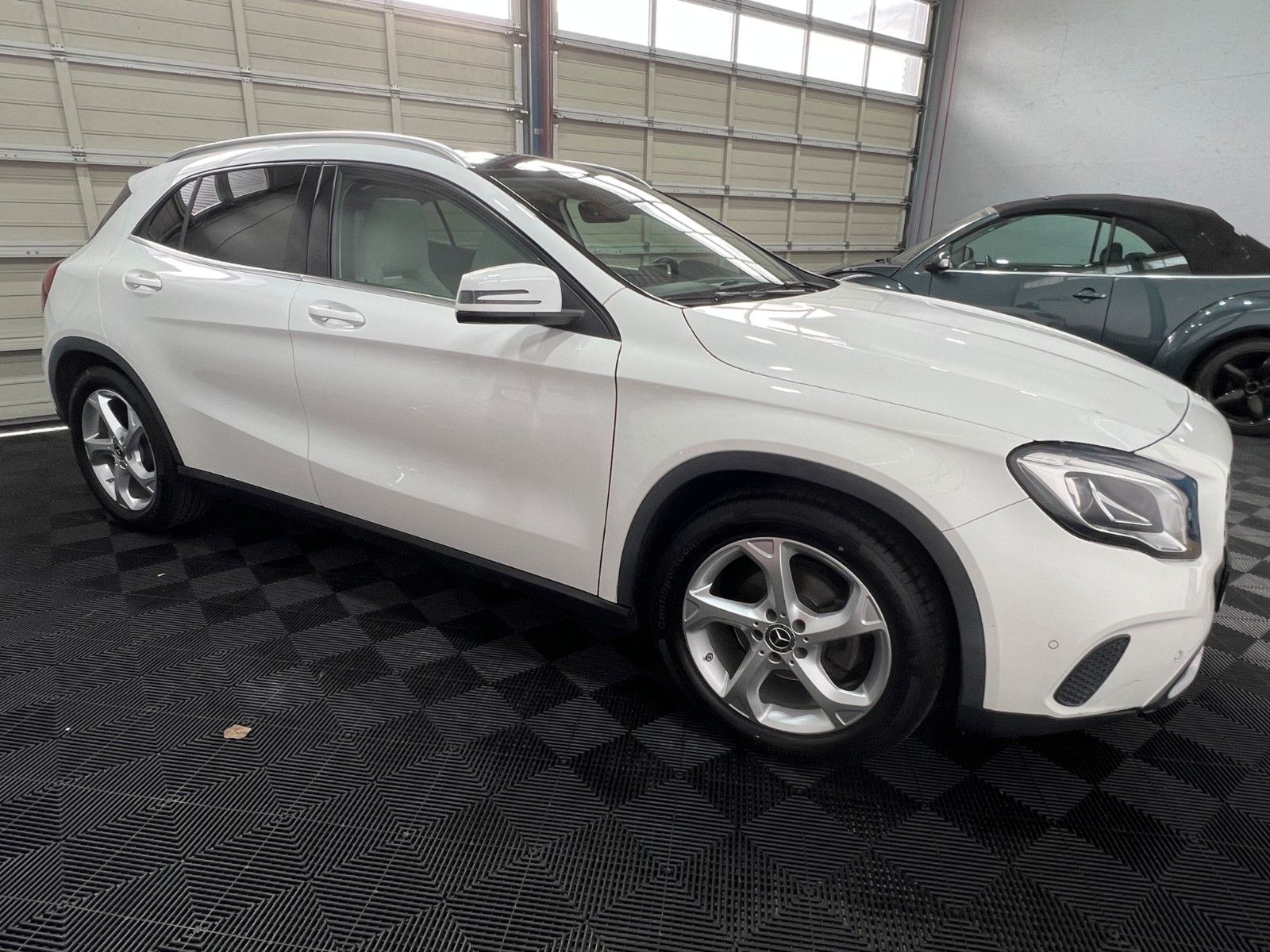 Mercedes-Benz GLA 180 Urban *Autom *LED-SW *Pano *DAB foto 9