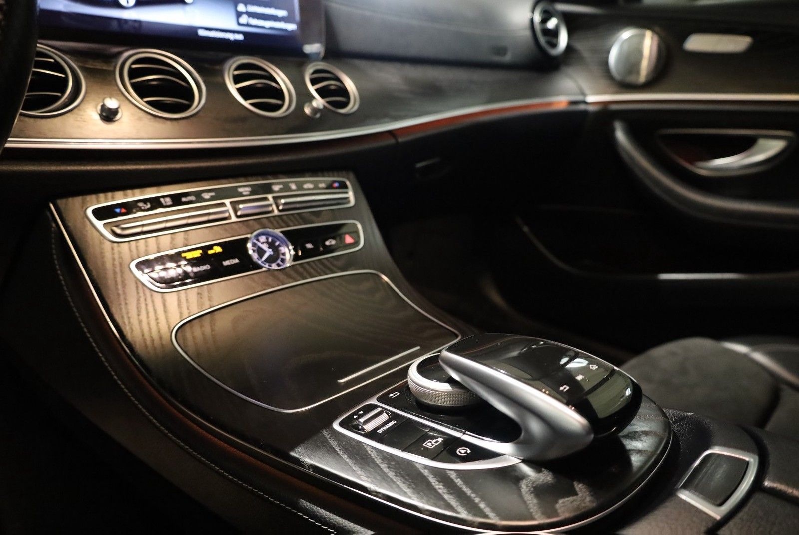 Mercedes-Benz E 350 d AMG-LINE*PANO/360°/BURMESTER* foto 33