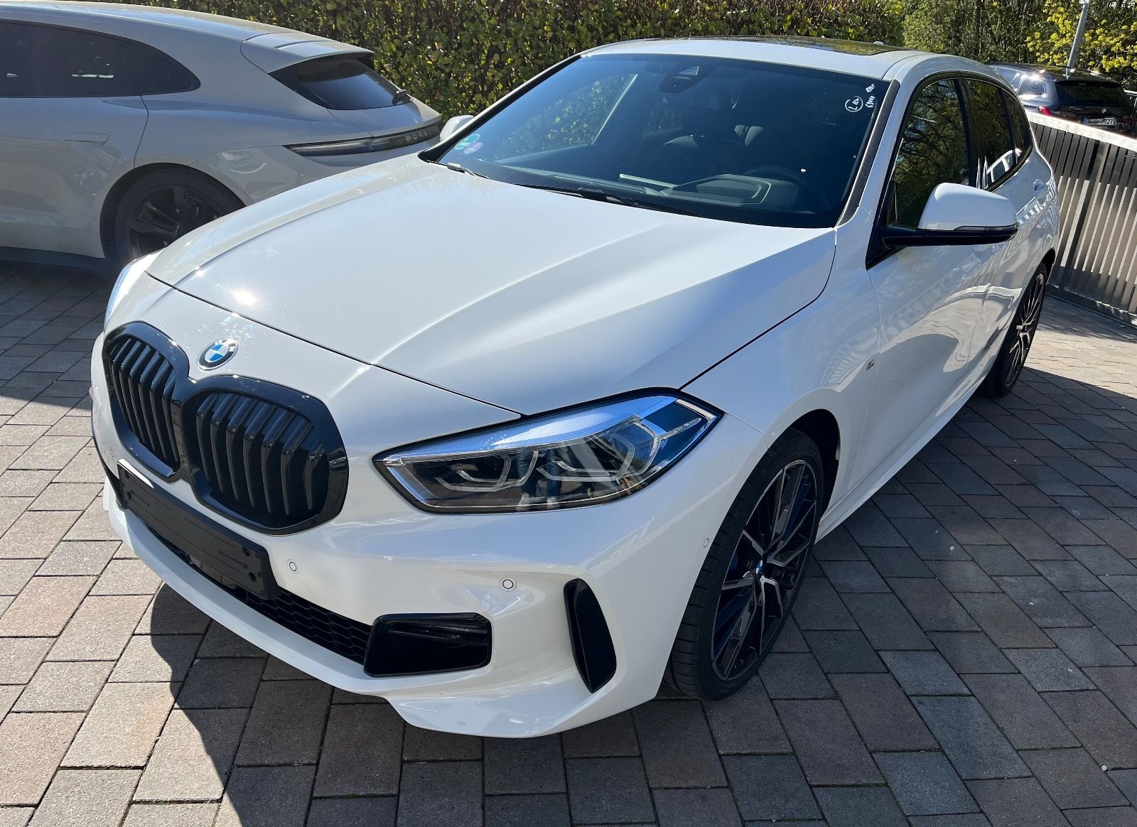 BMW 120i M Paket LivePR HUD Pano A.LED Hifi Memo 19 foto 3