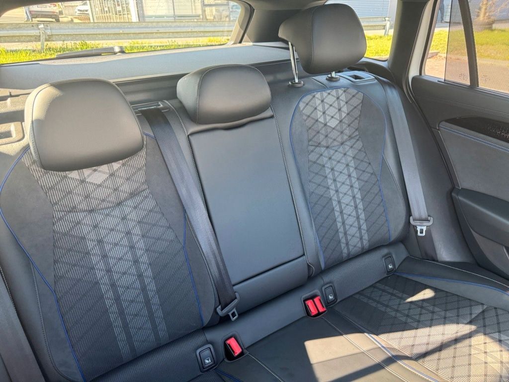 Volkswagen Passat Variant R-Line Passat 2,0 l TDI SCR 110 k foto 16