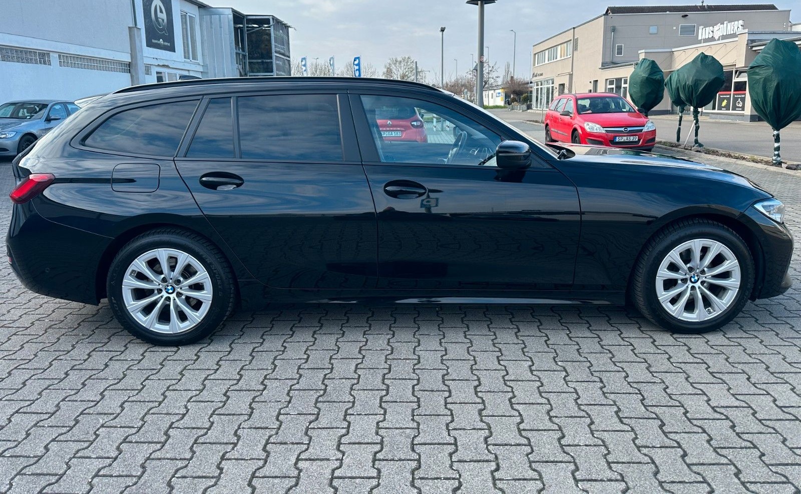 BMW 320 d Touring-Laser-Head Up-KAMERA-CarPlay-AHK foto 4