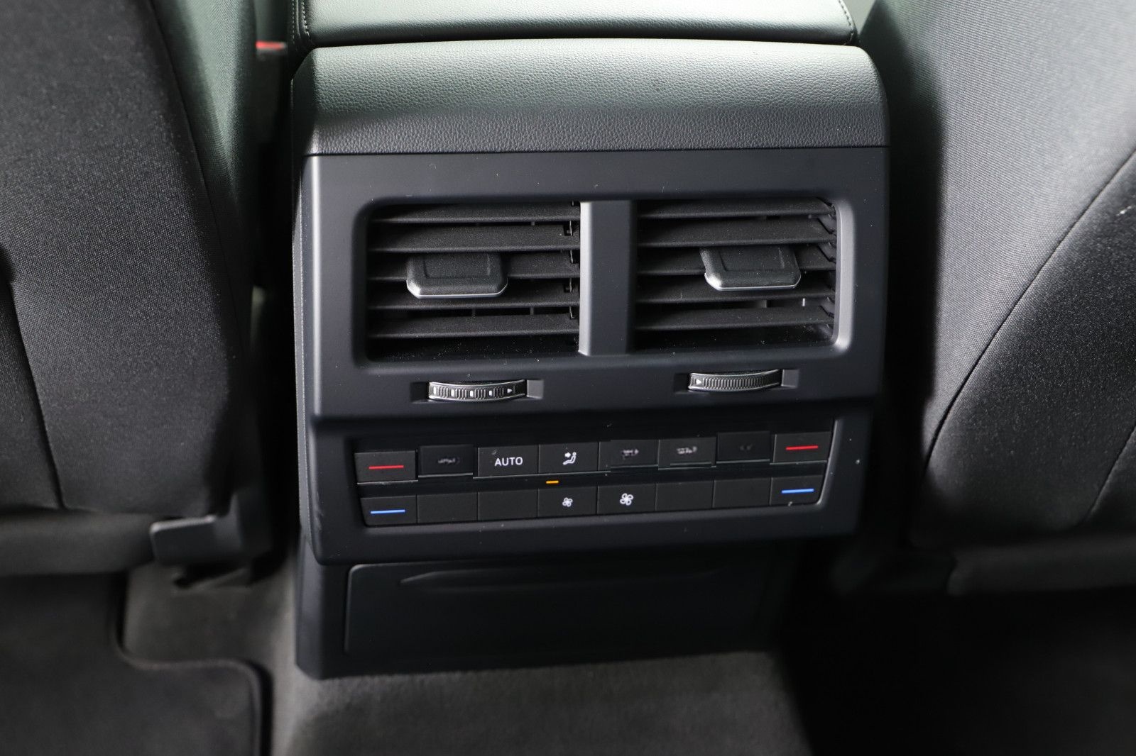 Volkswagen Touareg 3.0 V6 210KW AHK PANORAMA JOKER 3 foto 21