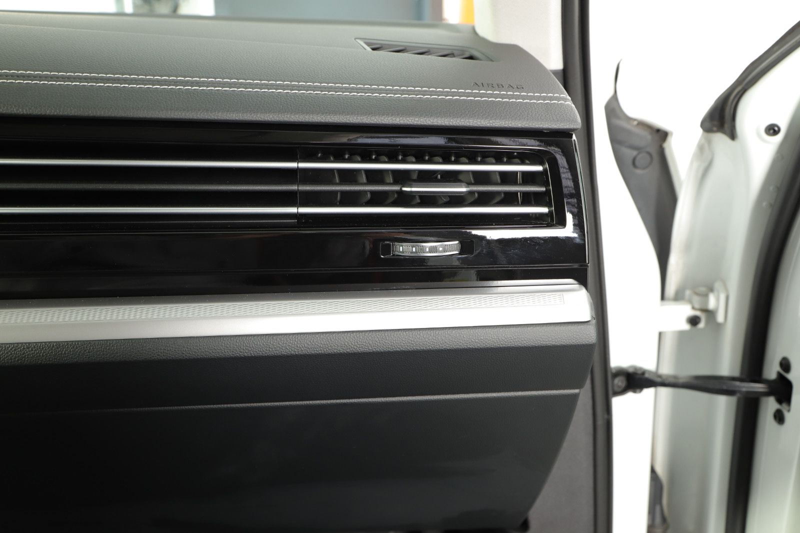 Volkswagen Touareg 3.0 V6 210KW AHK PANORAMA JOKER 3 foto 24