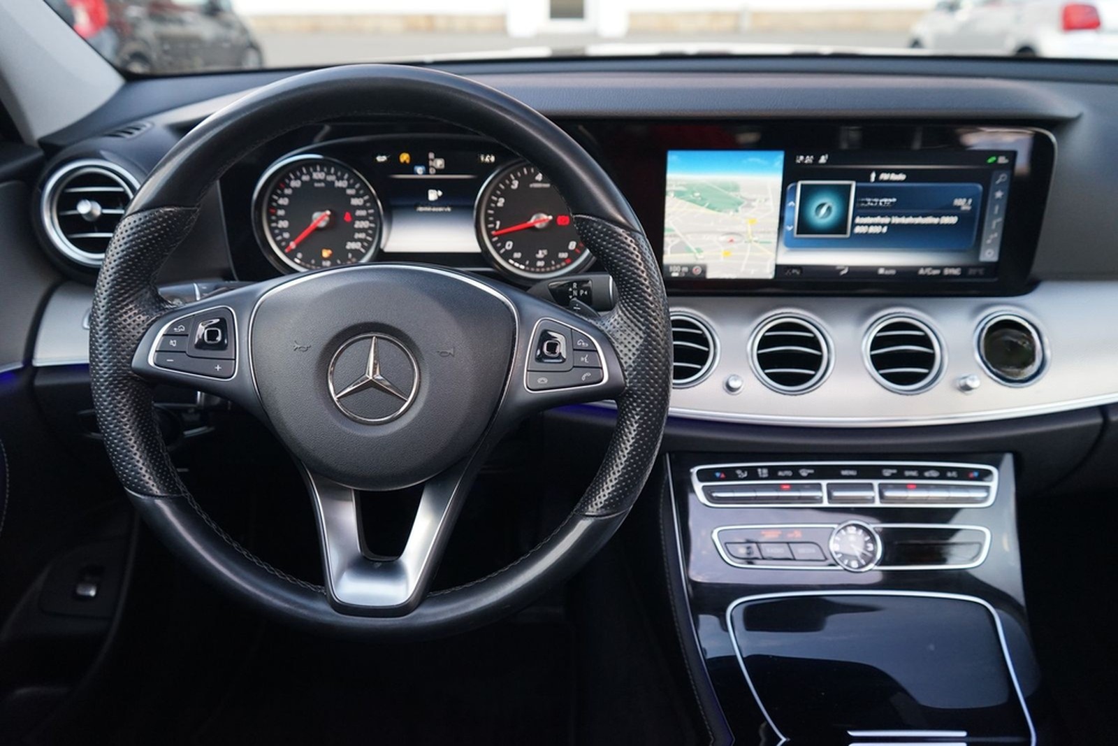 Mercedes-Benz E200 T-Modell Avantgarde LED Navi 360° Panorama foto 11