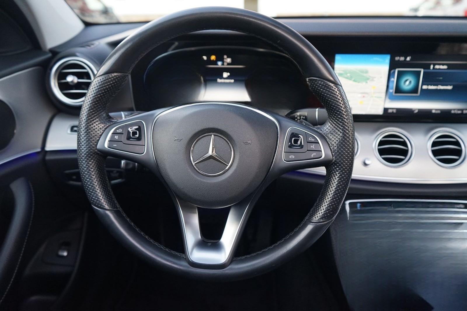 Mercedes-Benz E200 T-Modell Avantgarde LED Navi 360° Panorama foto 18