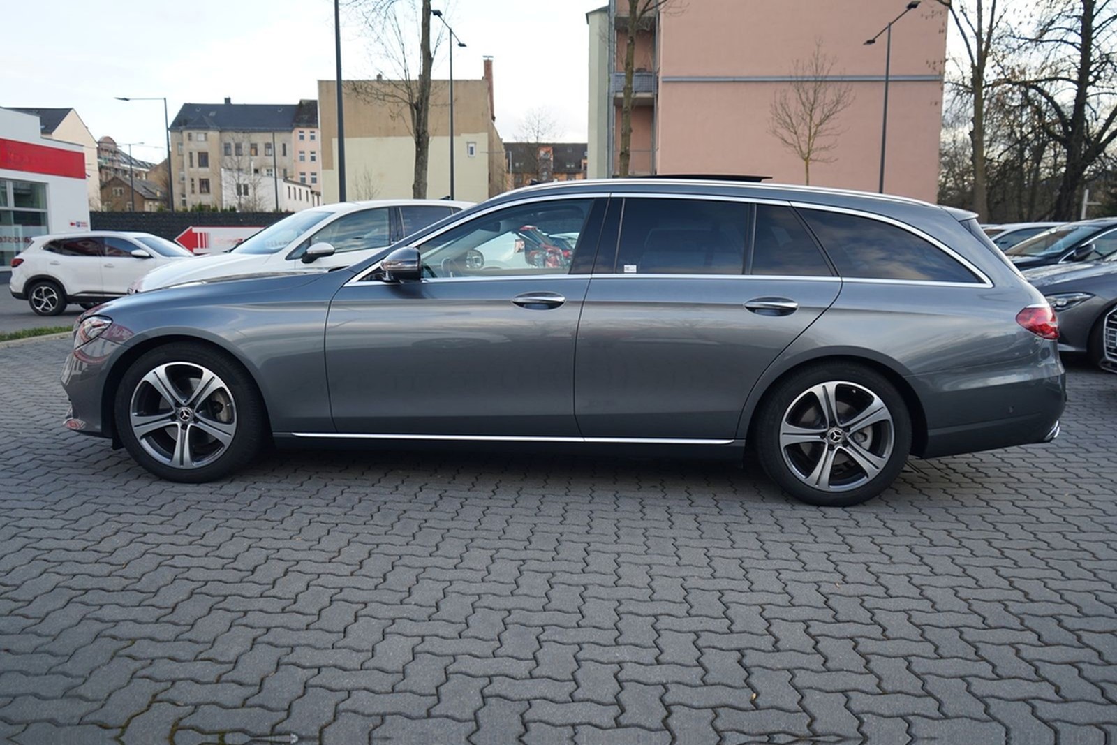 Mercedes-Benz E200 T-Modell Avantgarde LED Navi 360° Panorama foto 3