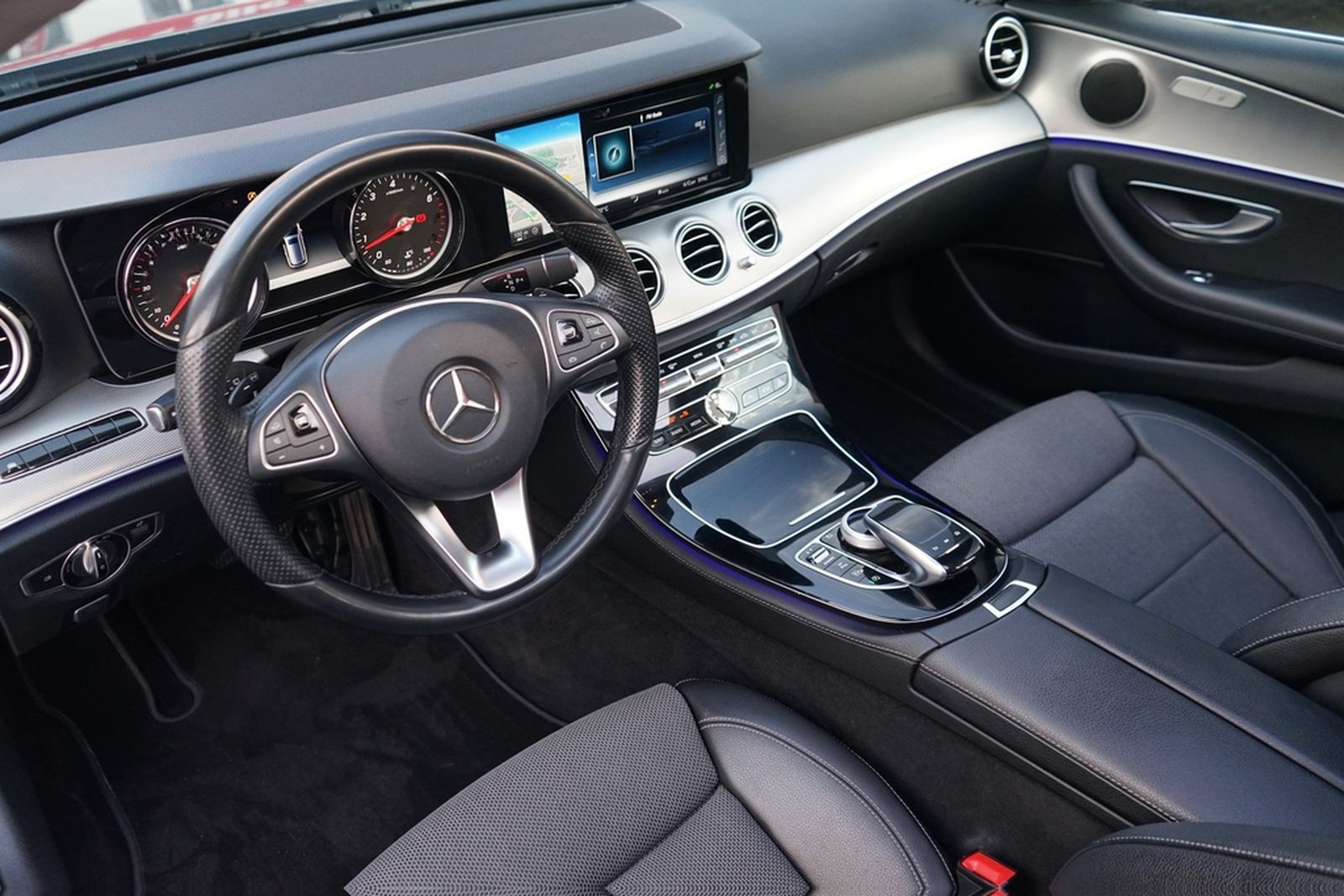 Mercedes-Benz E200 T-Modell Avantgarde LED Navi 360° Panorama foto 30