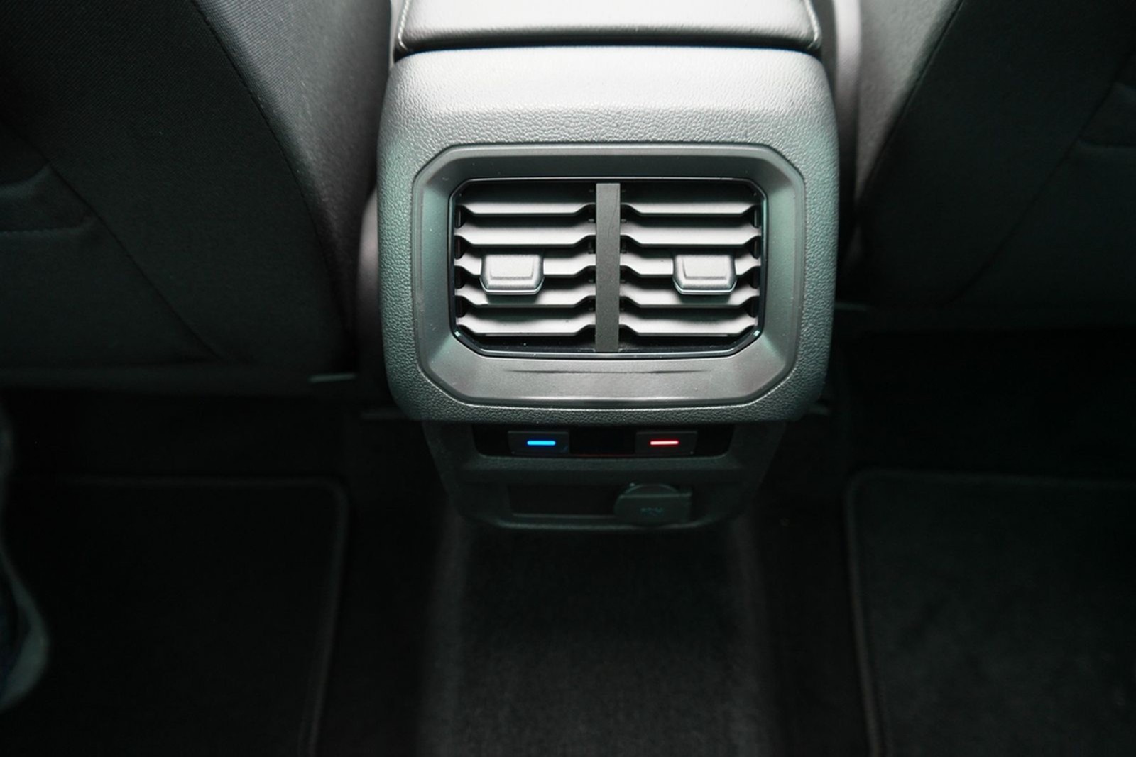 Volkswagen Tiguan 2.0 TSI Highline 4Motion R-Line LED ACC foto 17