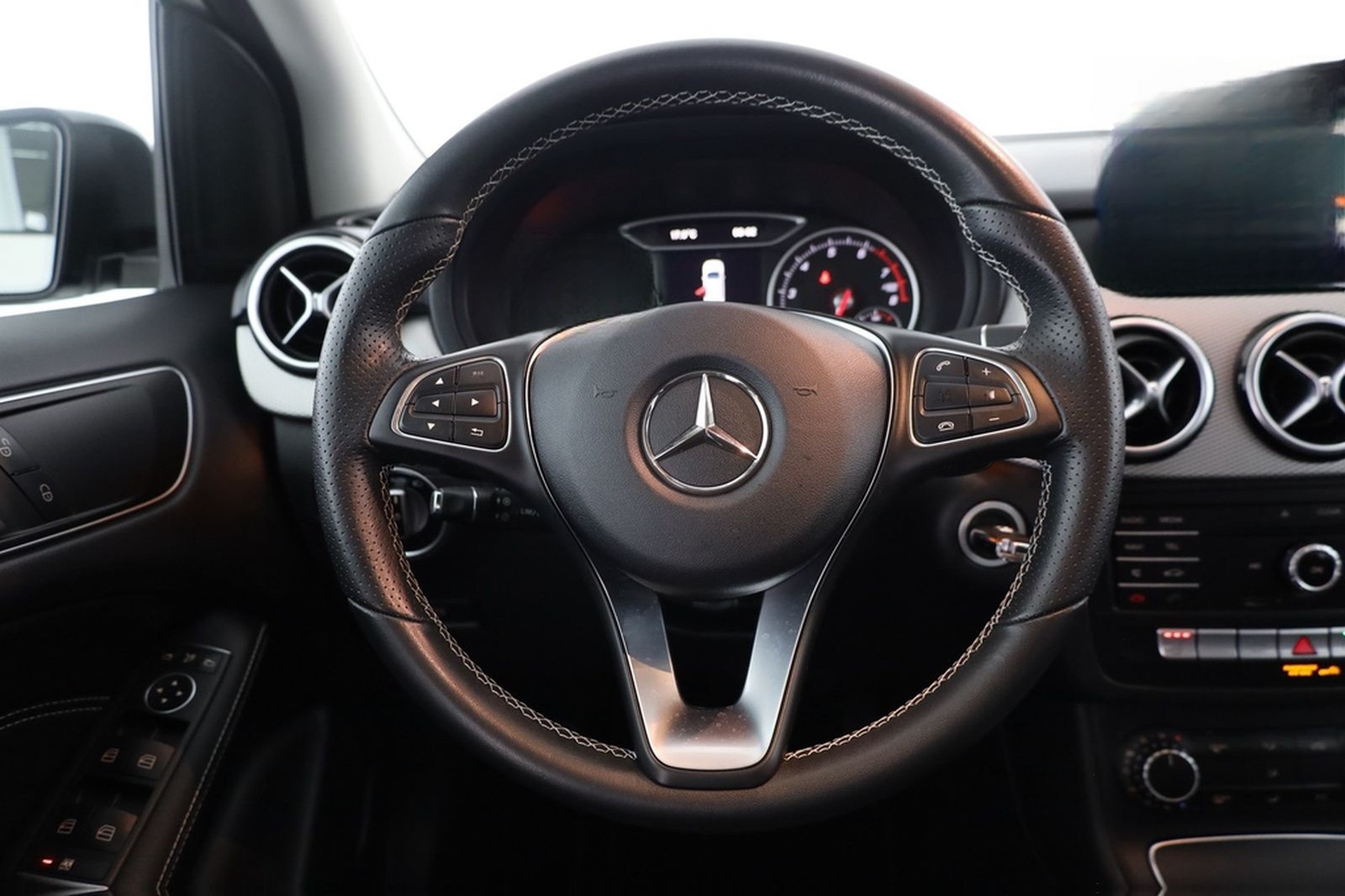 Mercedes-Benz B220 Urban 7G-DCT 4-Matic LED Navi Sitzheizung foto 15
