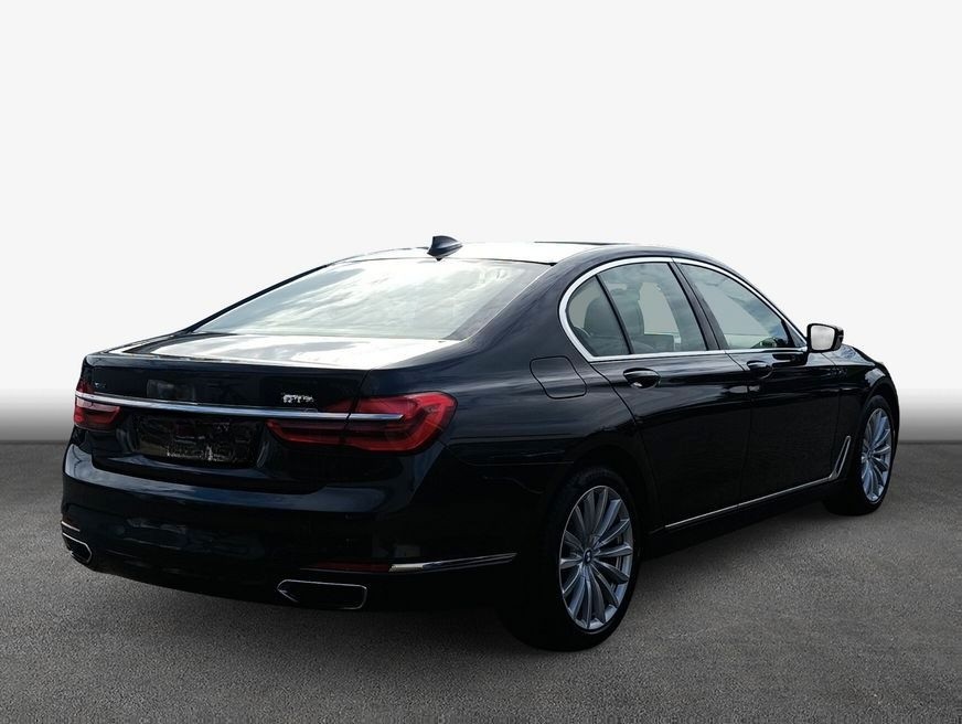 BMW 750i xDrive foto 2