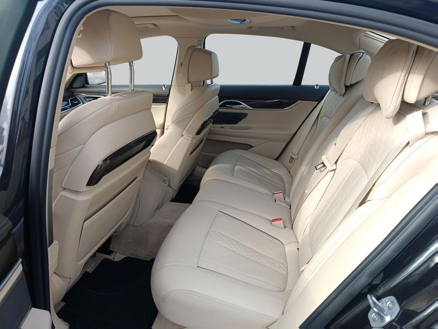 BMW 750i xDrive foto 13
