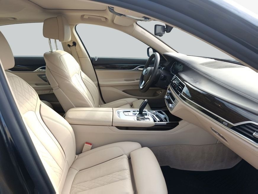 BMW 750i xDrive foto 14