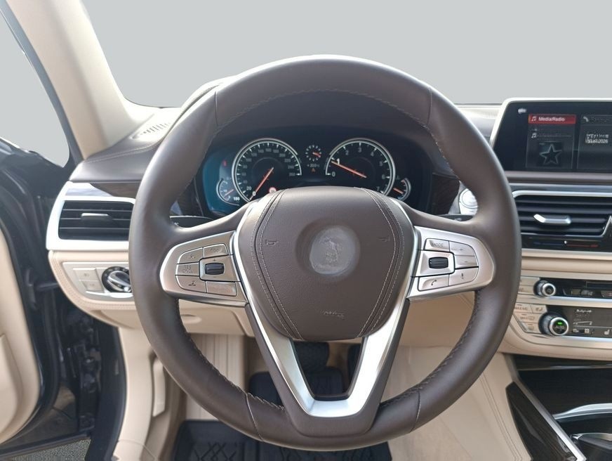 BMW 750i xDrive foto 18