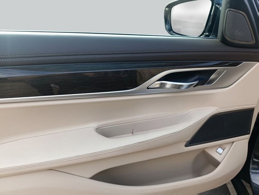 BMW 750i xDrive foto 21