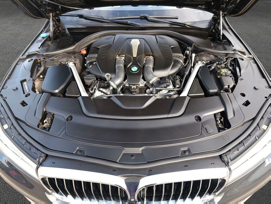 BMW 750i xDrive foto 9