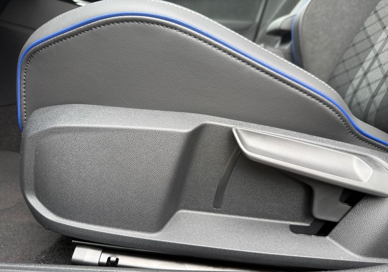 Volkswagen Golf 1.5 l eTSI DSG R-Line LED Kamera PDC LM foto 8