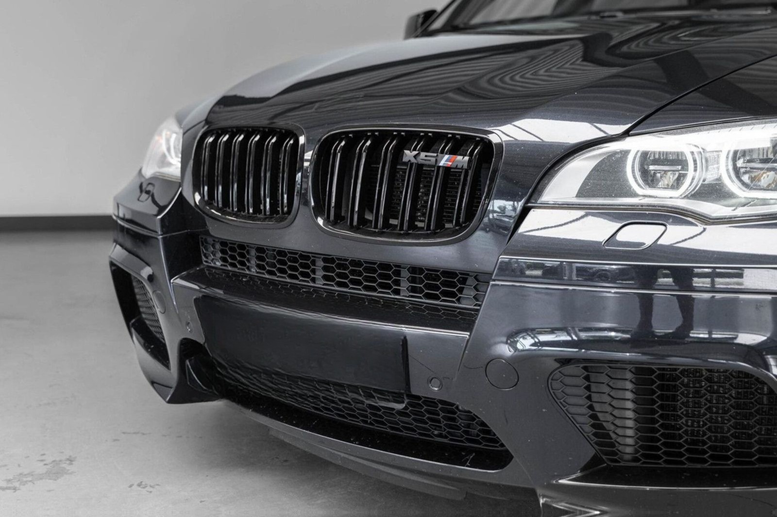 BMW X5 4.4i M 556 PK Akrapovic Full Option foto 28