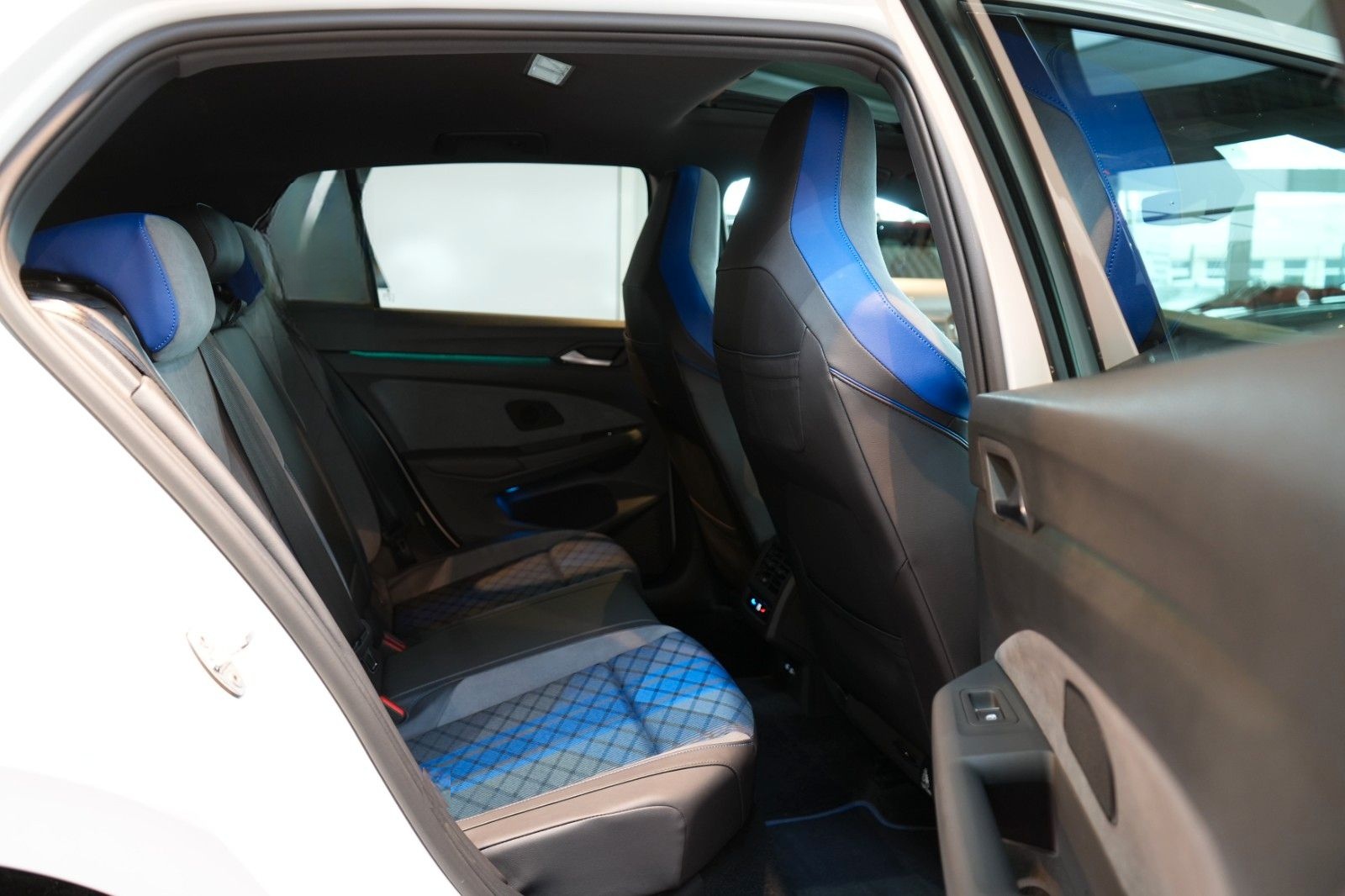 Volkswagen Golf 2.0 TSI 4Motion DSG R *LED*Virtual*Pano* foto 8