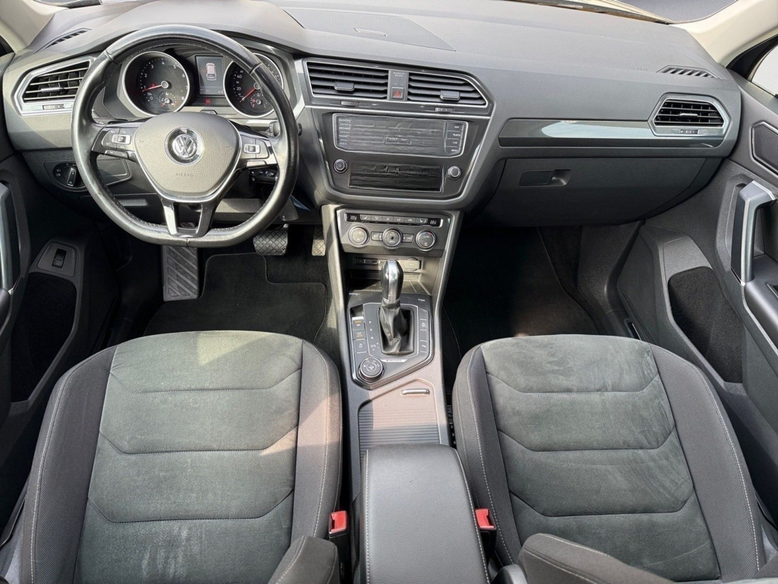 Volkswagen Tiguan Highl. 4M BMT 2,0TSI  DSG foto 11