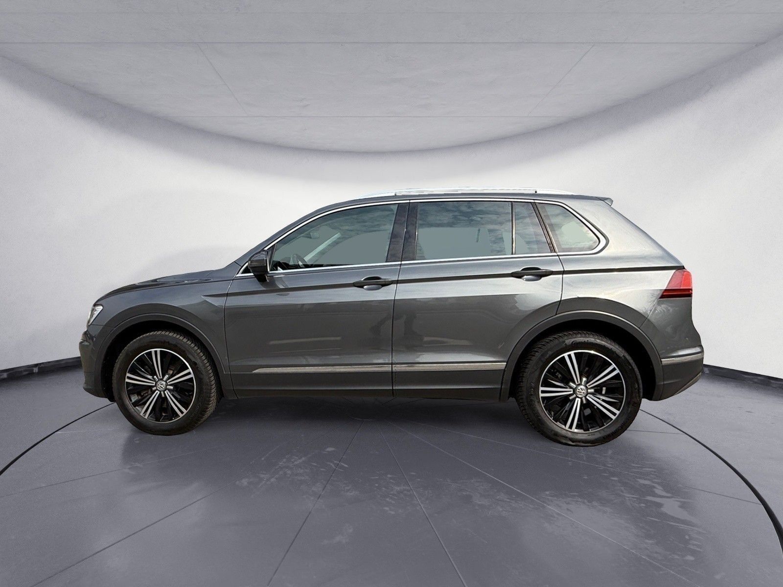 Volkswagen Tiguan Highl. 4M BMT 2,0TSI  DSG foto 3