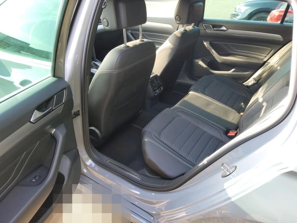 Volkswagen Passat Variant R-Line 4M LED AHK VIRTUAL Kamera foto 9