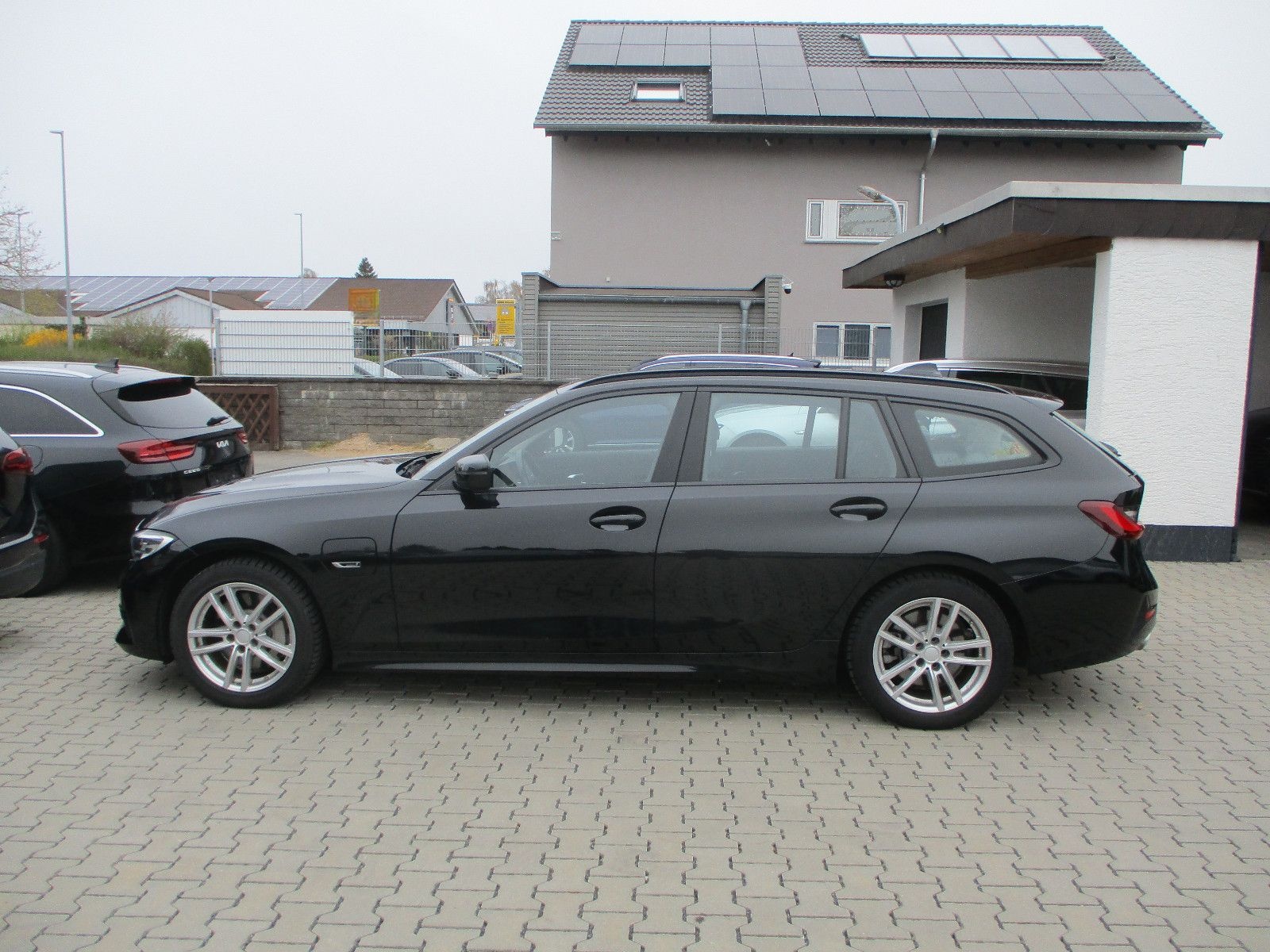 BMW 330e Touring NAVI SPURH SITZH TEMP LED PDC AHK