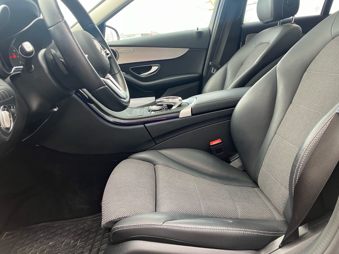 Mercedes-Benz C 200 T AVANTGARDE+AHK+PANO+MULTIB+AMBI+CARPLAY+ foto 7