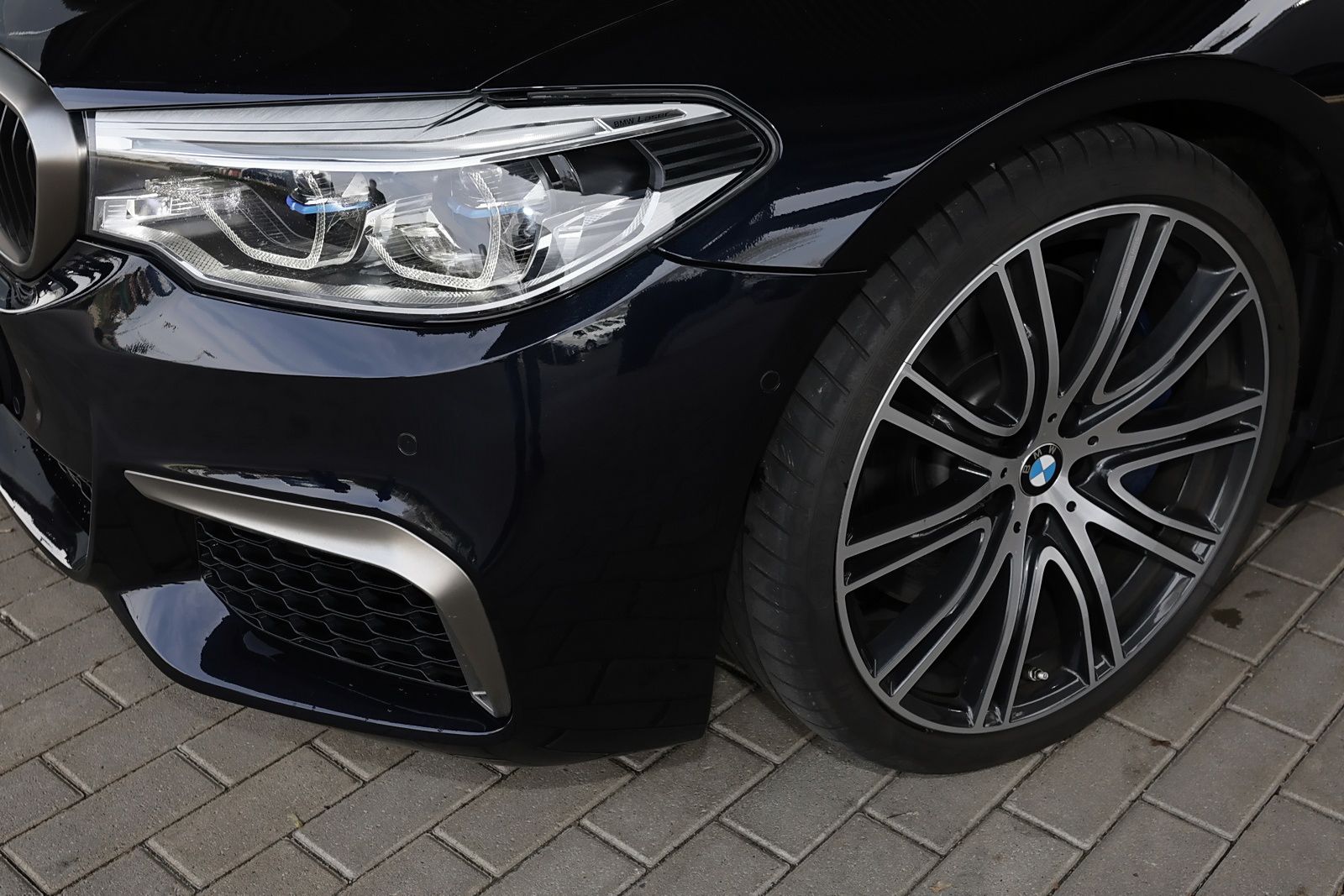 BMW M550 i xDrive TOTWINKEL+DISTRO+HIFI+KAMERA+20" foto 3