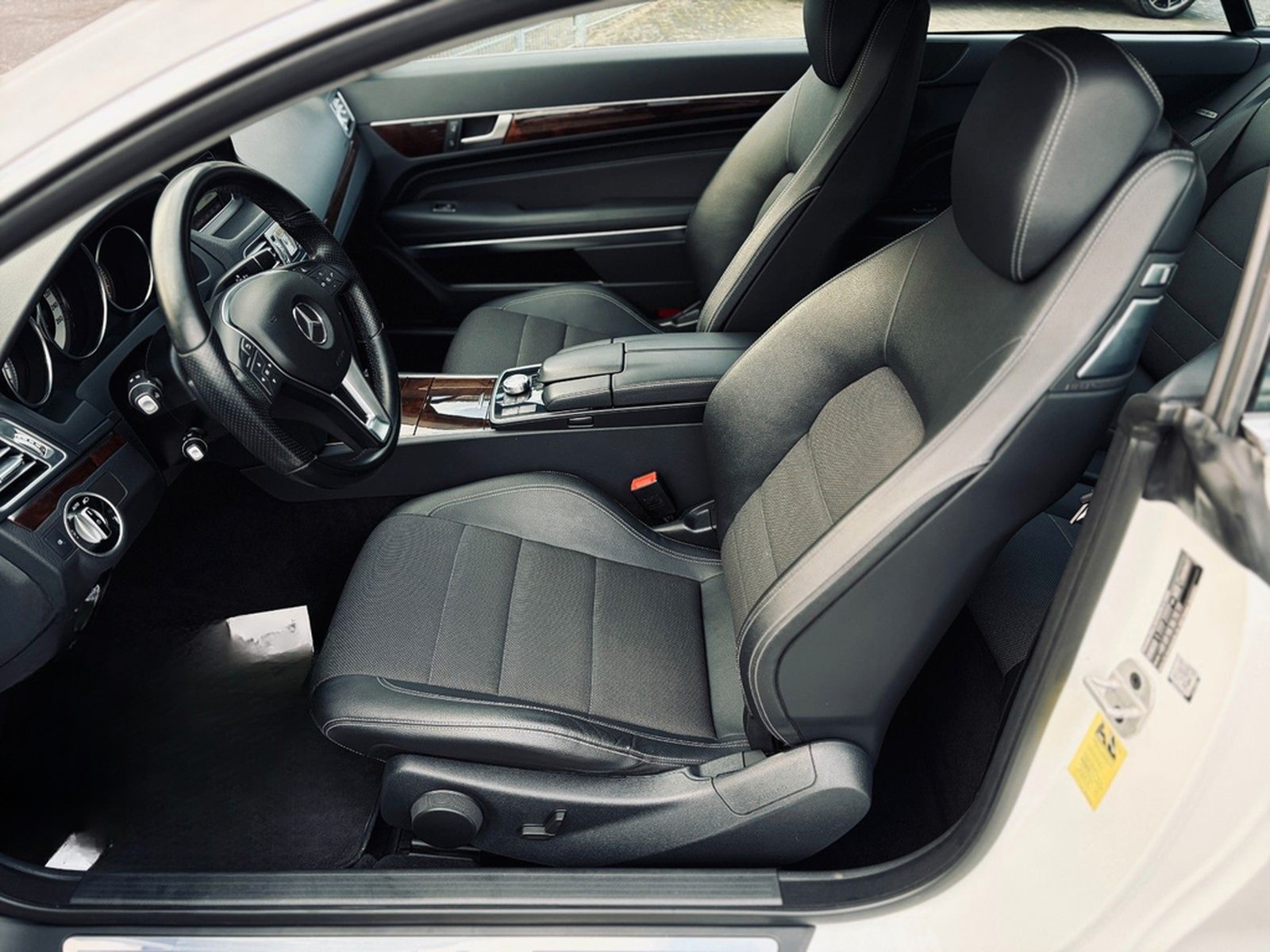 Mercedes-Benz E 250 Coupe Automatik+ILS+Navi+Totwinkel+SHZ+USB foto 11
