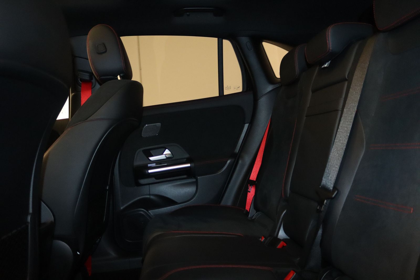 Mercedes-Benz GLA 35 AMG 4Matic-Pano-Fender-Wide-AHK-LED-KESSY foto 16