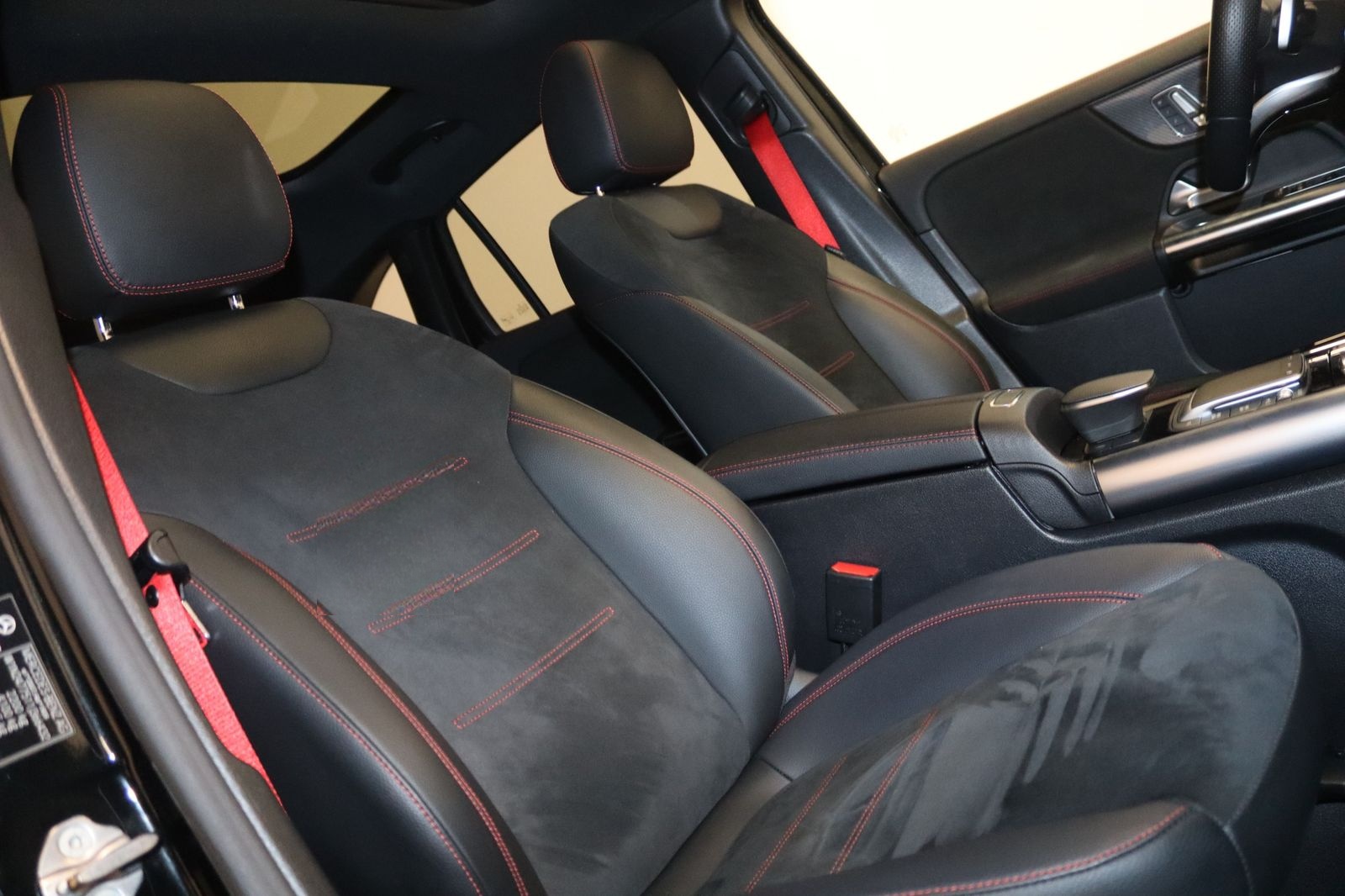 Mercedes-Benz GLA 35 AMG 4Matic-Pano-Fender-Wide-AHK-LED-KESSY foto 23