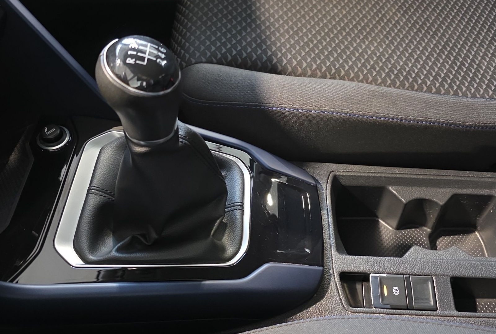 Volkswagen T-Roc 1.5 TSI UNITED NAVI SHZ CLIMATRONIC DIGI.C foto 11