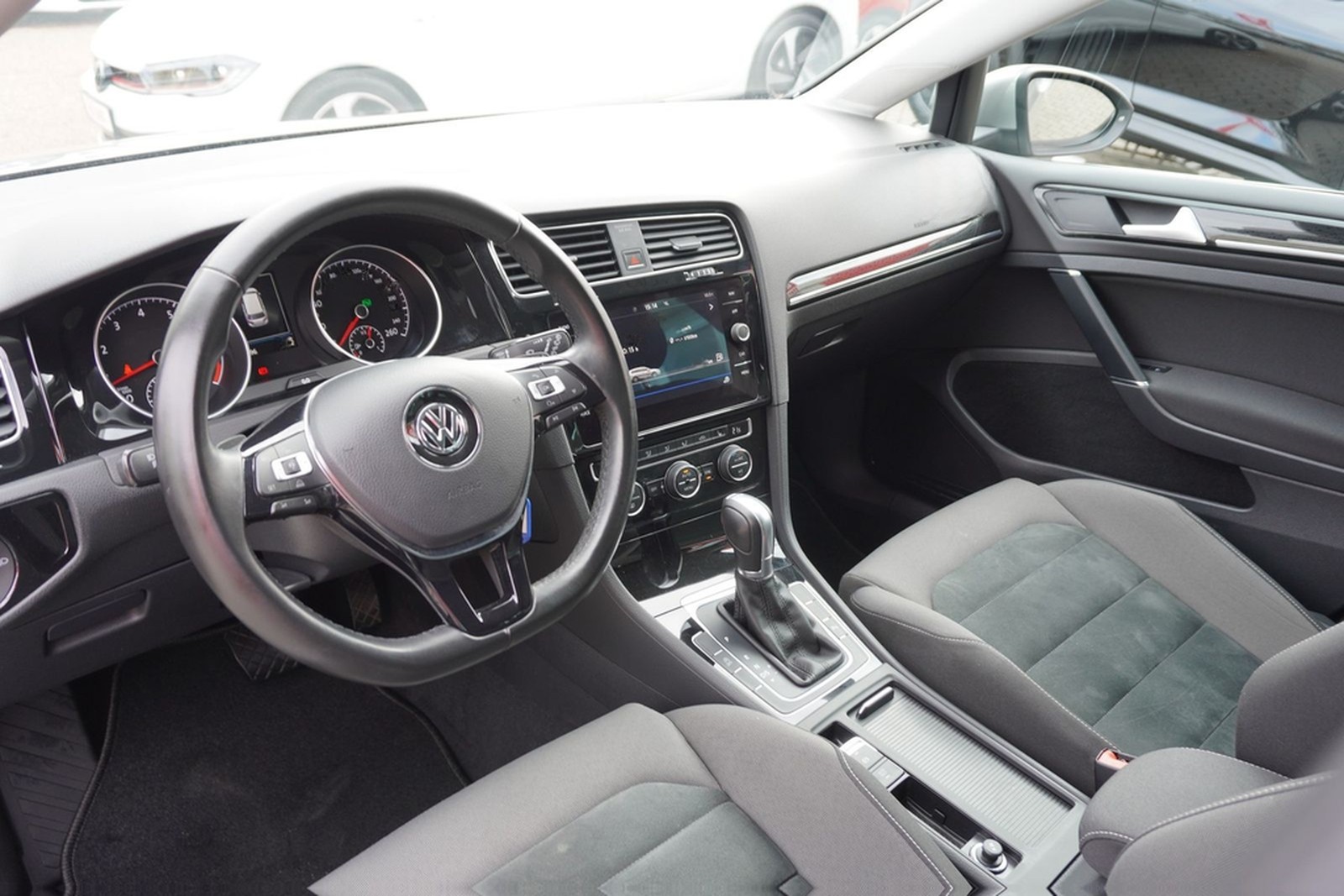 Volkswagen Golf VII Variant 1.5TSI Highline LED AHK Kamera foto 11