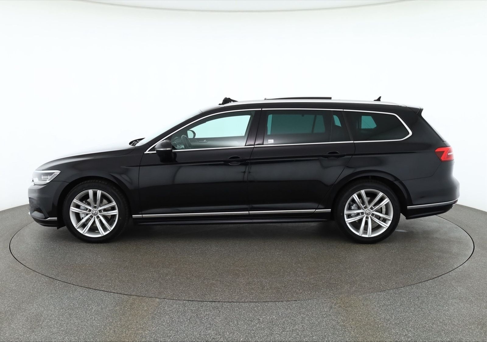 Volkswagen Passat Variant 1.8 TSI R-Line LED Navi foto 2