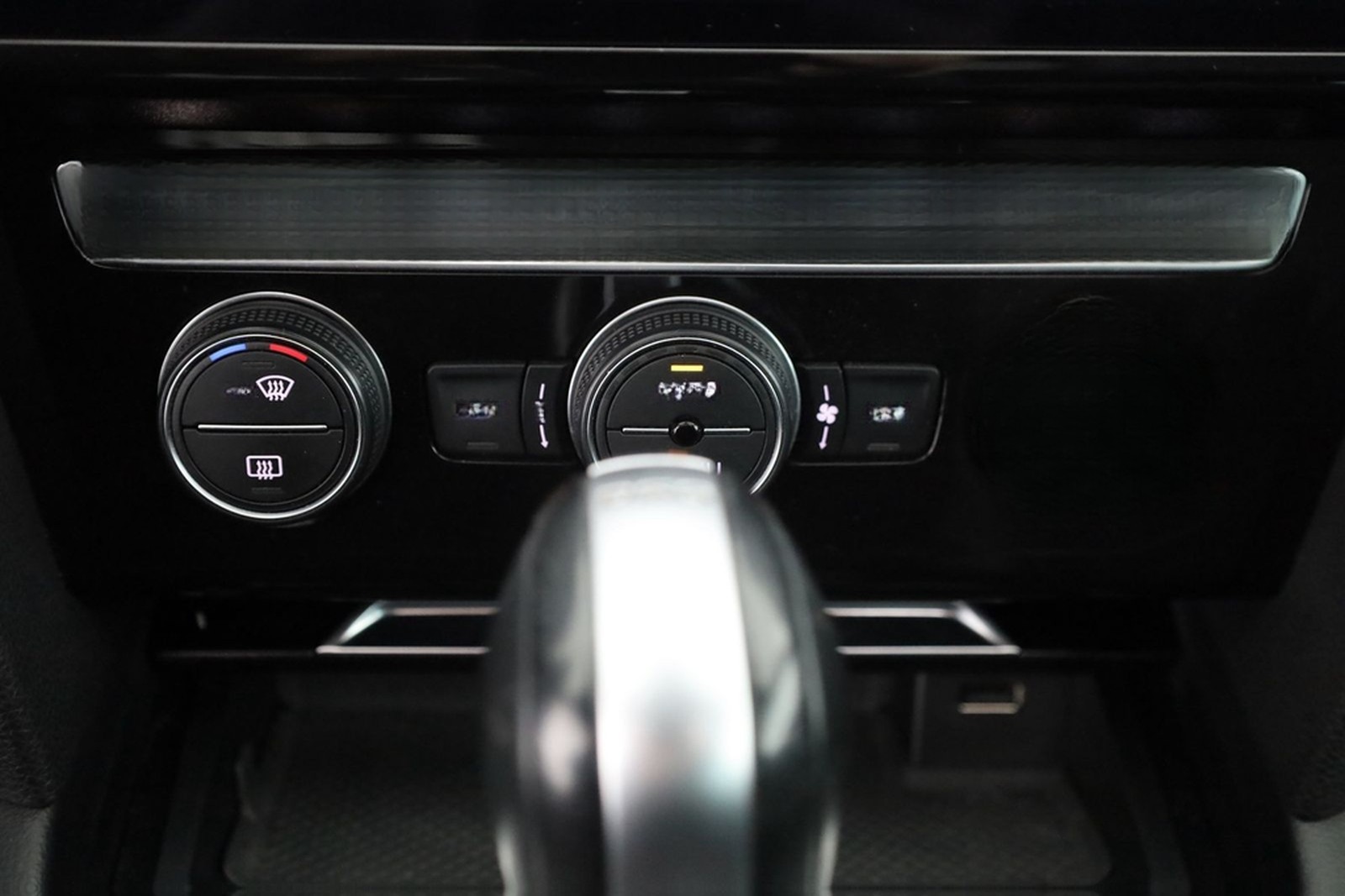 Volkswagen Passat Variant 1.8 TSI R-Line LED Navi foto 12