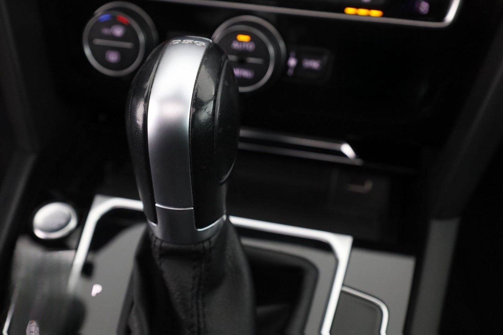 Volkswagen Passat Variant 1.8 TSI R-Line LED Navi foto 13