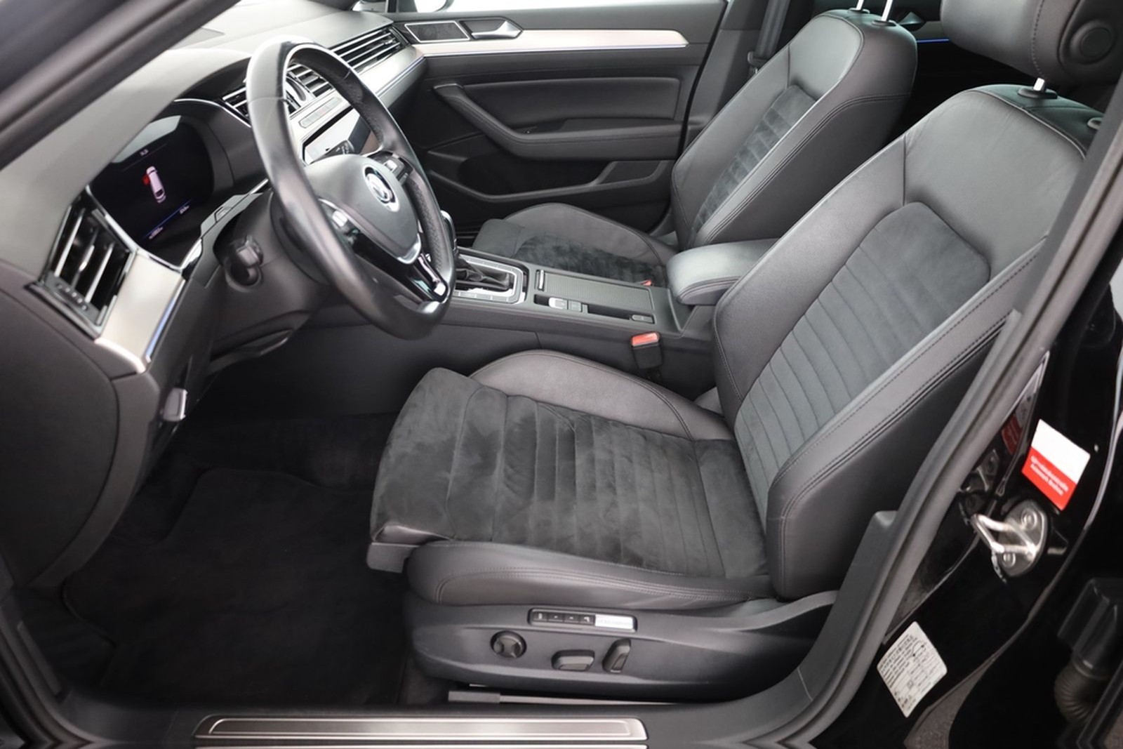 Volkswagen Passat Variant 1.8 TSI R-Line LED Navi foto 22