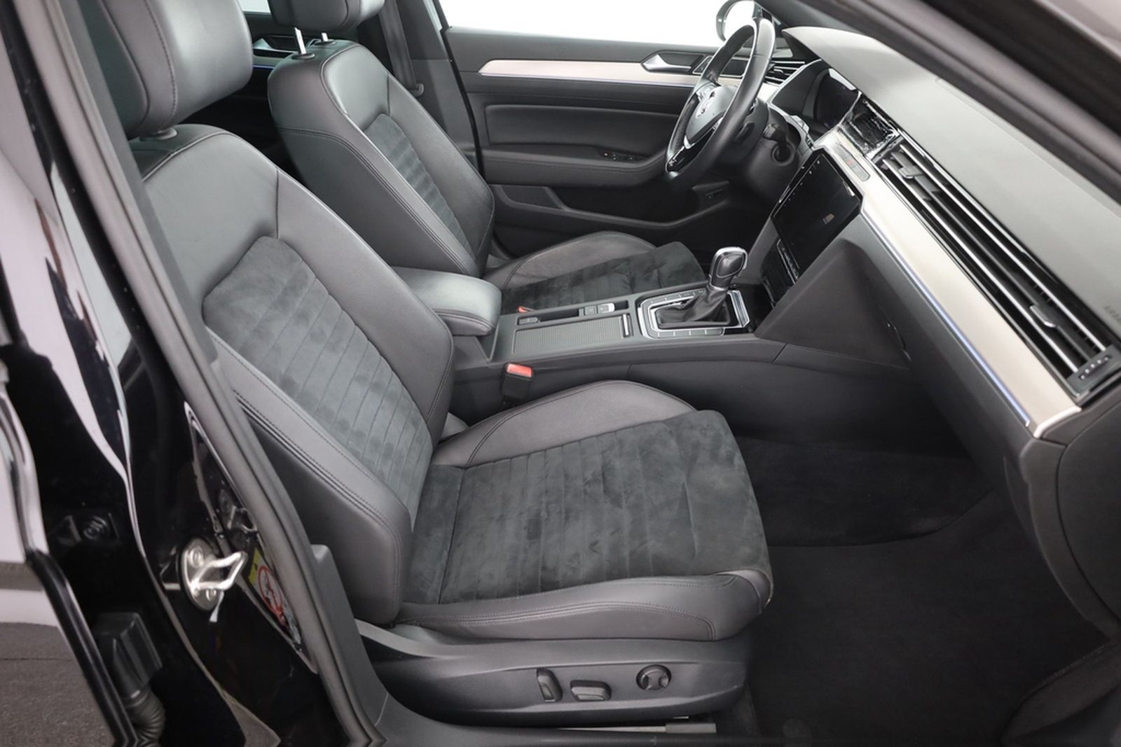 Volkswagen Passat Variant 1.8 TSI R-Line LED Navi foto 23