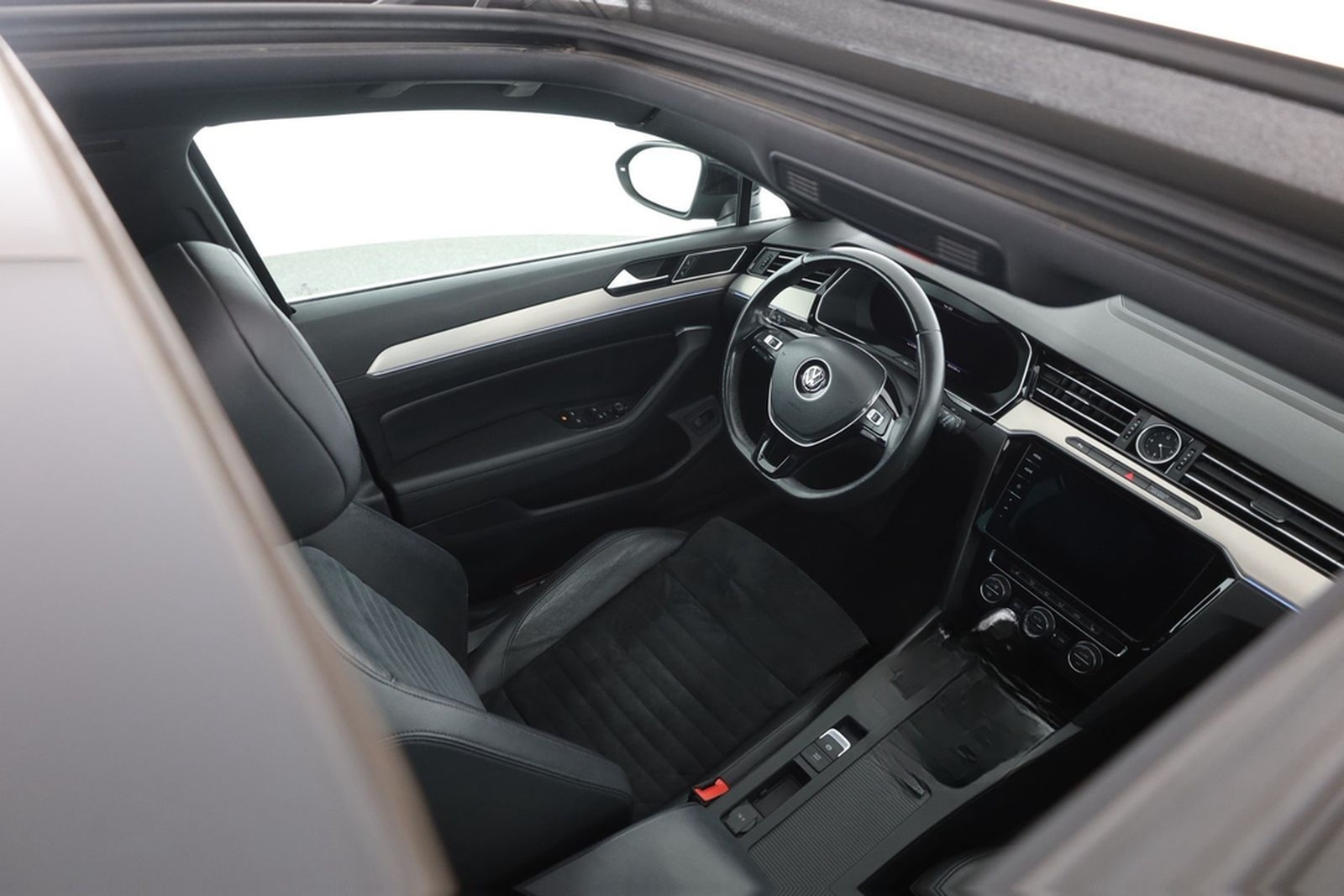 Volkswagen Passat Variant 1.8 TSI R-Line LED Navi foto 28