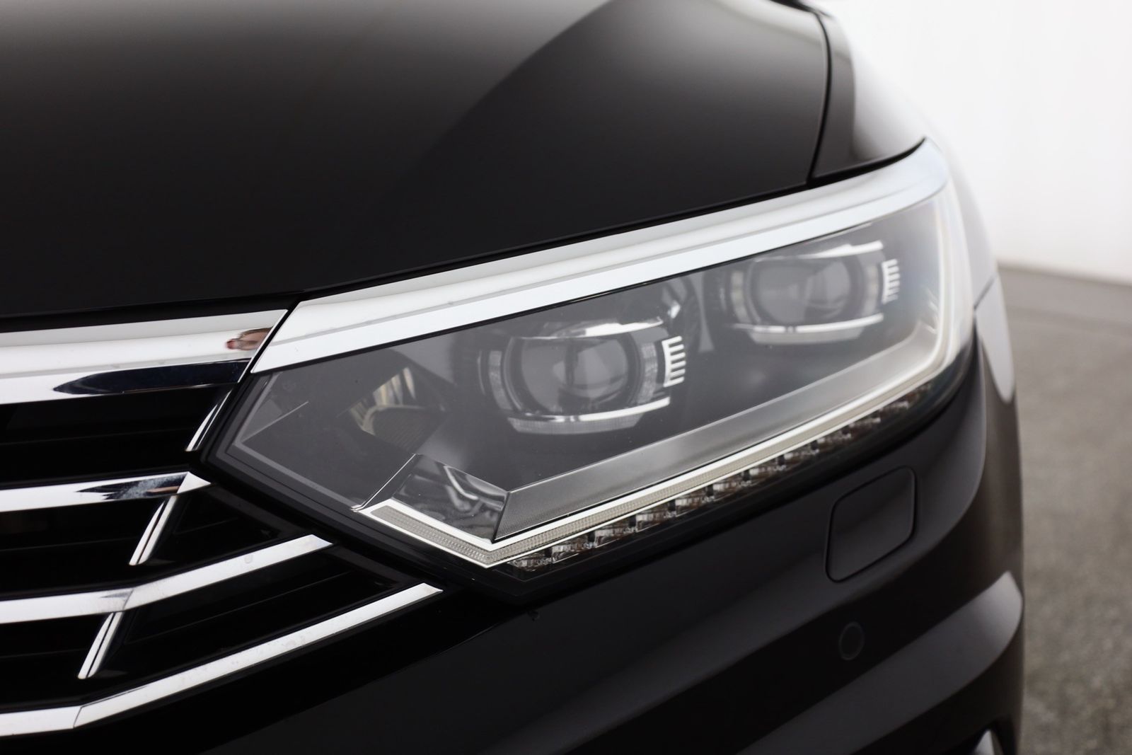 Volkswagen Passat Variant 1.8 TSI R-Line LED Navi foto 31