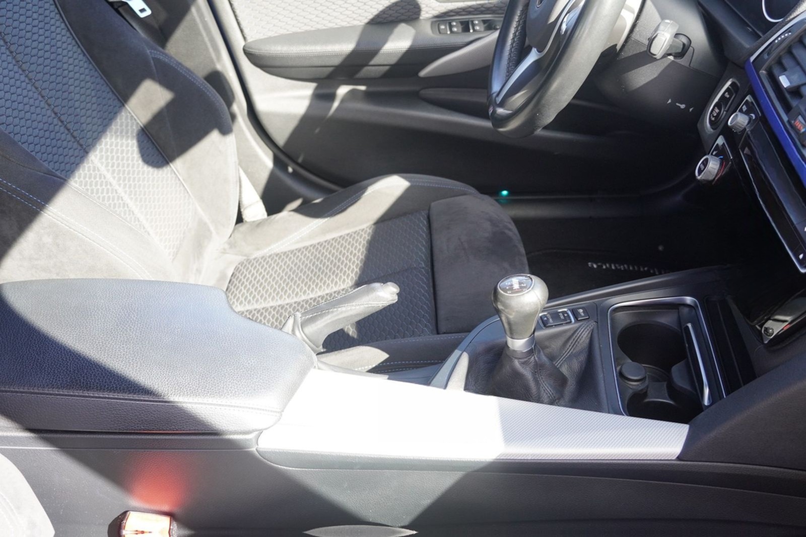 BMW 318i M Sport Klimaaut. Bi-Xenon Alcantara PDC foto 22