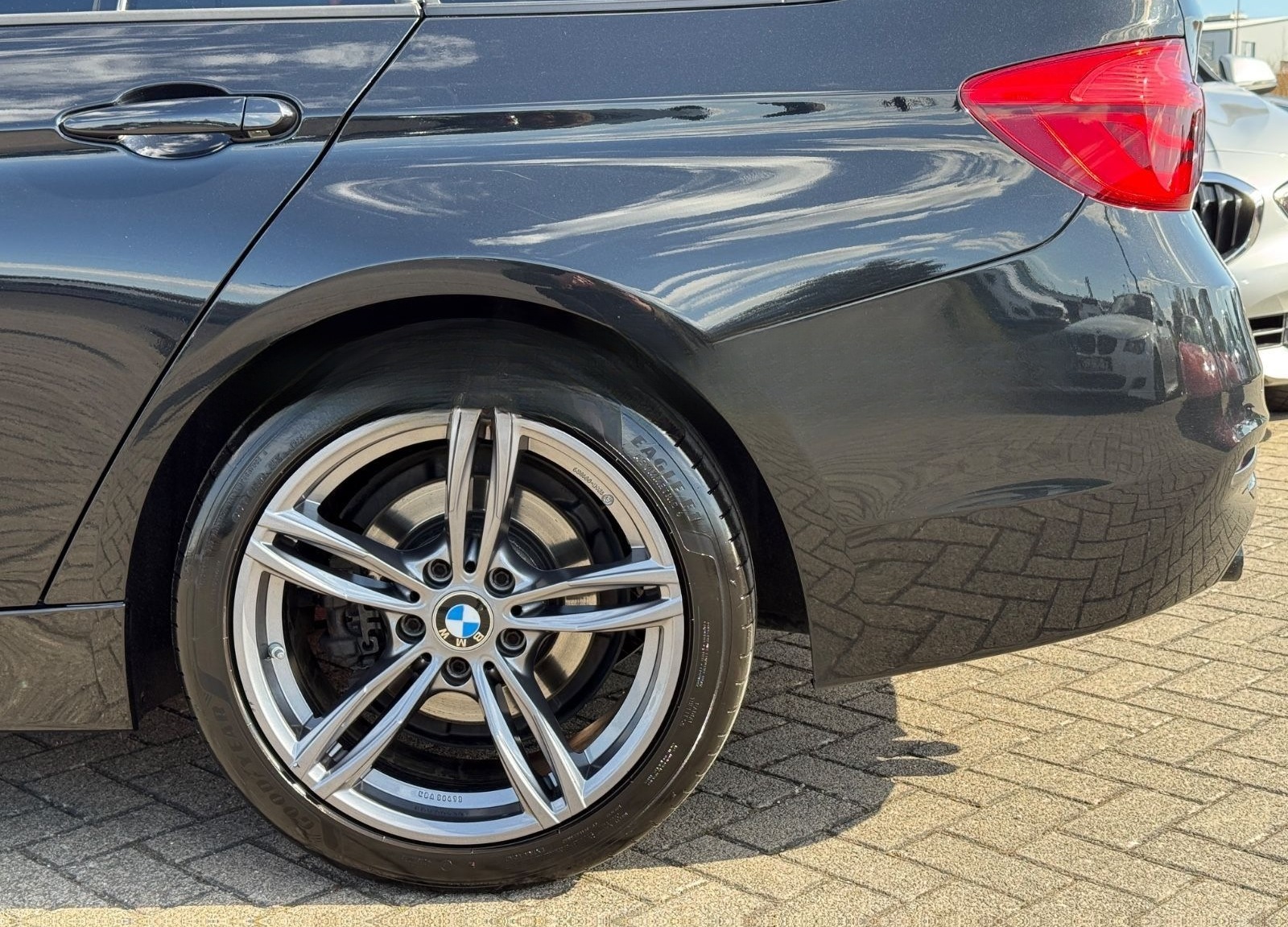 BMW 320d xDrive*AUTOMATIK*KEYLESS GO*AHK*PDC*2.HAND foto 9