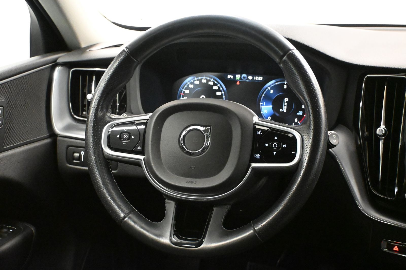 Volvo XC60 Momentum 2WD *LED *PDC *PANO *AHK *VIRTUAL foto 14